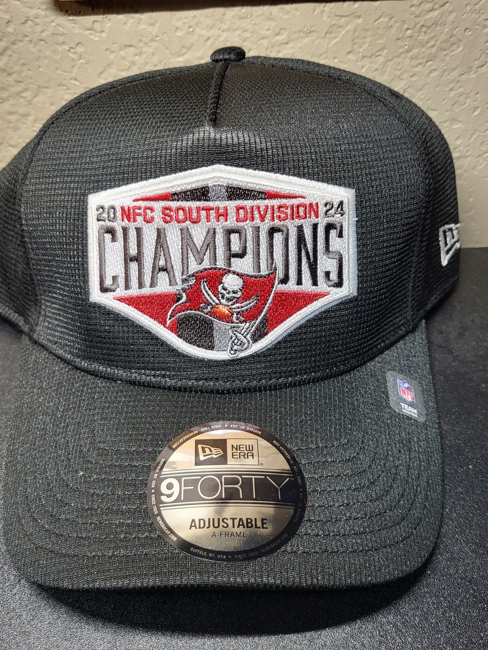 *NEW* Tampa Bay Buccaneers New Era 2024 NFC South Division Champions 9FORTY Hat